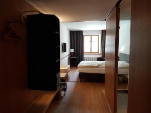 une chambre d'hôtel avec un lit et une chambre dans l'établissement East West Hotel Basel, à Bâle