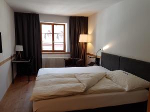 巴塞尔East West Hotel Basel的一间带大床和窗户的卧室