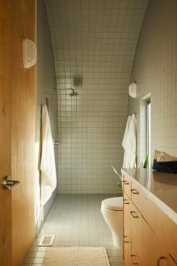 ein Badezimmer mit Toilette und Dusche in der Unterkunft World Cup Ready! Artsy Loft Near Fan Zone in Fort Worth + 65 Fotos