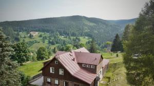 派克波特斯耐兹库Bouda u vleku的山景山丘上的房子