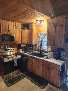 New StraitsvilleにあるDeer Haven Cabinのキッチン(木製キャビネット、シンク、コンロ付) +54枚の写真