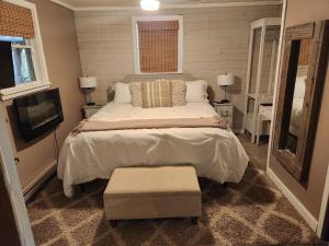 New StraitsvilleにあるDeer Haven Cabinの大きなベッドとテレビのある寝室