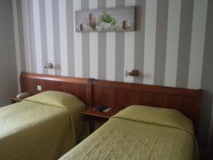 Postel nebo postele na pokoji v ubytování Cit'Hotel Avallon Vauban