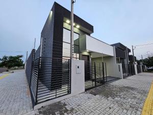 Foto de Casa Nova com 3 quartos / Churrasqueira / Banheira prox Cataratas