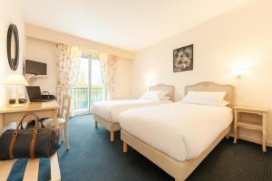 Postel nebo postele na pokoji v ubytování Cit'Hotel Logis De Brou, Bourg en Bresse + 32 fotografií