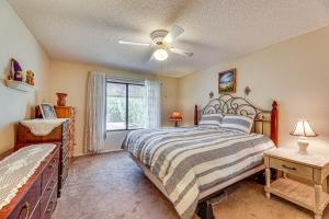 Voodi või voodid majutusasutuse Private Backyard Sunny Mesa Home with Pool Access toas