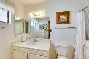 Vannituba majutusasutuses Private Backyard Sunny Mesa Home with Pool Access