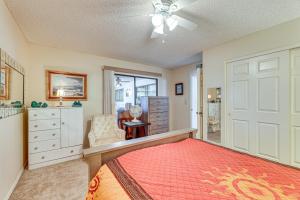 Voodi või voodid majutusasutuse Private Backyard Sunny Mesa Home with Pool Access toas