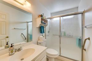 Vannituba majutusasutuses Private Backyard Sunny Mesa Home with Pool Access