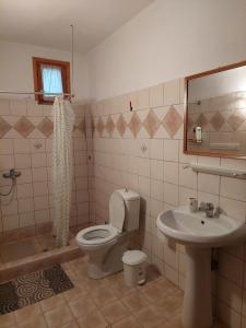 Ένα μπάνιο στο Villa Foti