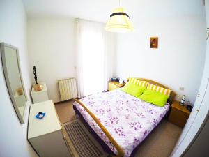Dormitorio pequeño con cama y mesa en Villaggio Riviera - Agenzia Cocal, en Caorle