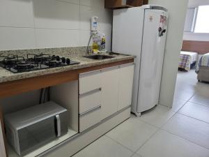 eine Küche mit Herd und Kühlschrank in der Unterkunft Espaço São Rafael Arcanjo in Cachoeira Paulista