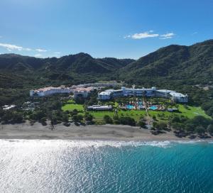 Riu Guanacaste - All Inclusive في كوكو: منظر جوي لمنتجع على الشاطئ