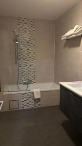 Ein Badezimmer in der Unterkunft Hotel La Louve