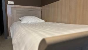 Ein Bett oder Betten in einem Zimmer der Unterkunft Hotel La Louve