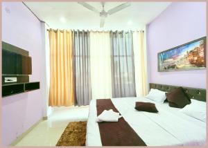 TV a/nebo společenská místnost v ubytování FULLY AIR-CONDITIONED - HOTEL SHIV # DARSHAN PREMIUM Near Kashi Vishwanath Temple - Kashi Vishwanath temple - Free Public Parking and Wifi Facilities - Air Conditioning Room