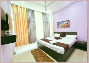 Postel nebo postele na pokoji v ubytování FULLY AIR-CONDITIONED - HOTEL SHIV # DARSHAN PREMIUM Near Kashi Vishwanath Temple - Kashi Vishwanath temple - Free Public Parking and Wifi Facilities - Air Conditioning Room