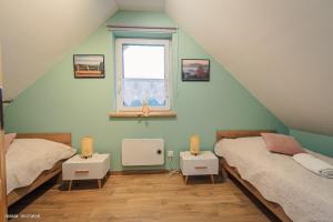 イステブナにあるU Jana i Witaの屋根裏のベッドルーム(ベッド2台、窓付)