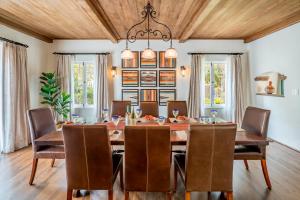 圣巴巴拉Casa del Sol by Paradise Retreats的配有木桌椅的餐厅