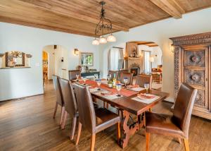 圣巴巴拉Casa del Sol by Paradise Retreats的配有木桌椅的餐厅