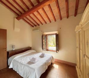 a bedroom with a bed and a window at Agriturismo, Casa Labirinto in Stazione di Chiusi