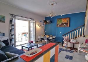 a living room with a couch and a table at Suite 53 in Acitrezza