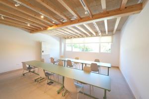 una sala de conferencias con una mesa larga y sillas en Punta Candor Suites, en Rota 37 fotos más