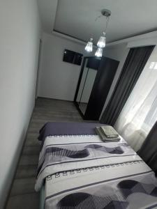 a small room with a bed and a window at Apartament Matthias in Mangalia