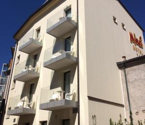 - un bâtiment avec des balcons sur le côté dans l'établissement Hotel Miro', à Garde