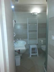 カロヴィーニョにあるB&B Demetraのバスルーム(シンク、トイレ、スツール付)
