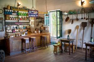 a room with a bar with stools and a counter at EntreViñas in Carmelo