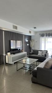 Гостиная зона в Luxury garden floor Eilat