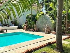 Bazén v ubytování VILLA LOU GOA Heritage Portuguese House 1903 With Pool nebo v jeho okolí