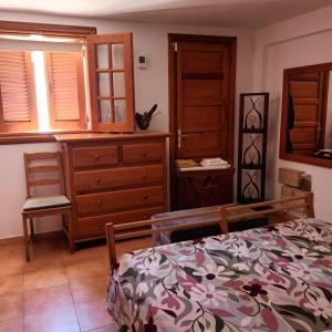 ein Schlafzimmer mit einem Bett und einer Kommode in der Unterkunft Sweet Life in Costa Del Silencio
