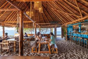 een groep mensen die aan tafels in een restaurant zitten bij Panama Kite Center in Punta Chame