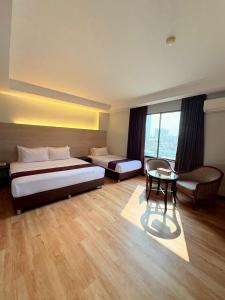 Giường trong phòng chung tại Atrium Boutique Hotel