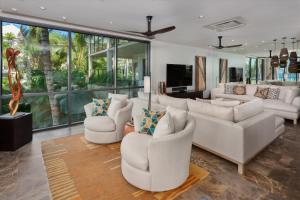 TV a/nebo společenská místnost v ubytování Luxury Ocean & Resort Views Andaz W Lanai Jacuzzi Sea Spirit 811 3Br4Ba For 8