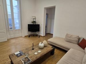 巴里Madama的客厅里有一张沙发和一张咖啡桌。