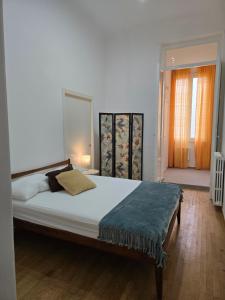 ein großes Bett in einem Zimmer mit Fenster in der Unterkunft Madama in Bari