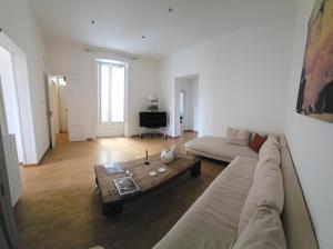ein Wohnzimmer mit Sofa und Couchtisch in der Unterkunft Madama in Bari