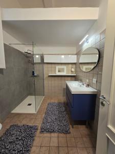 ein Badezimmer mit Dusche, Waschbecken und Spiegel in der Unterkunft Madama in Bari + 27 Fotos
