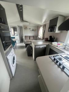 Kuchyň nebo kuchyňský kout v ubytování Mobil home spacieux 6-8 pers, camping 4 étoiles, la Carabasse