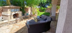 Χώρος καθιστικού στο Elegance Meets Comfort