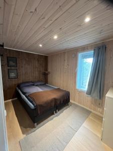 Katil atau katil-katil dalam bilik di Modern chalet in Malangen
