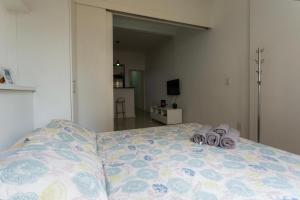 Giường trong phòng chung tại SUH Copacabana 36 Confort Sun