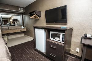 TV a/nebo společenská místnost v ubytování Mississauga Gate Inn