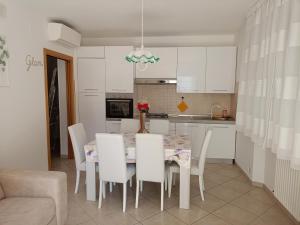 a kitchen and dining room with a table and chairs at Da Margot - Appartamento al mare in Grottammare