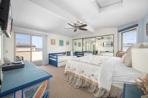 ニューポートビーチにあるLuxurious Oceanfront Home with Incredible Viewsのベッドと大きな窓のある寝室