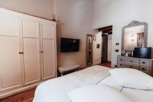 TV a/nebo společenská místnost v ubytování Locanda La Brenva - Estella Hotel Collection & Experience
