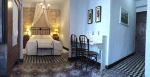 Postel nebo postele na pokoji v ubytování Hotel El Convent 1613